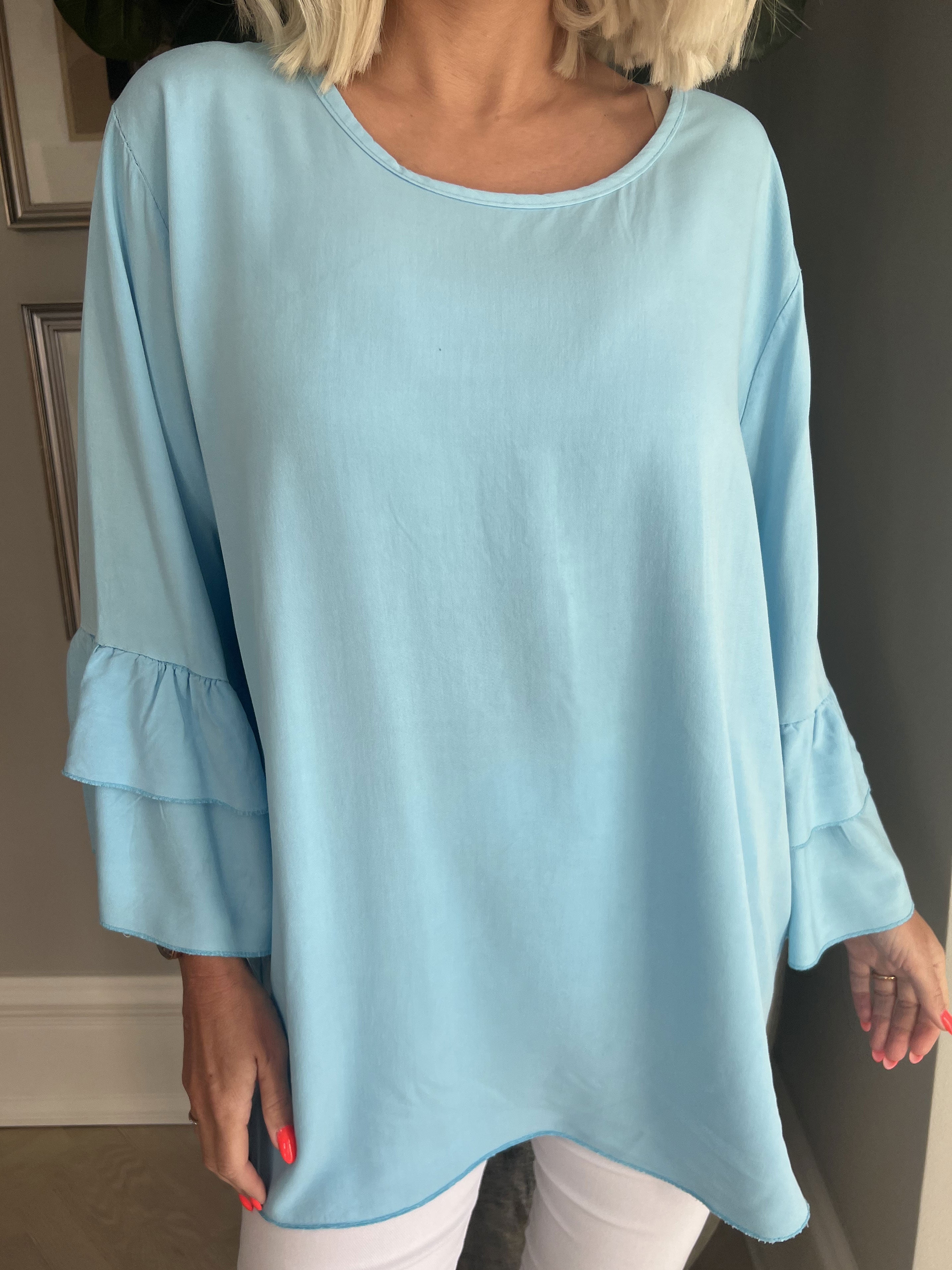 Kayla - Sød bluse i viskose med flæser på ærmerne